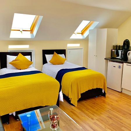 London Studio Apartments, Private Bathroom, Kitchenette, Parking, Np7 Bagian luar foto