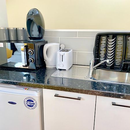 London Studio Apartments, Private Bathroom, Kitchenette, Parking, Np7 Bagian luar foto